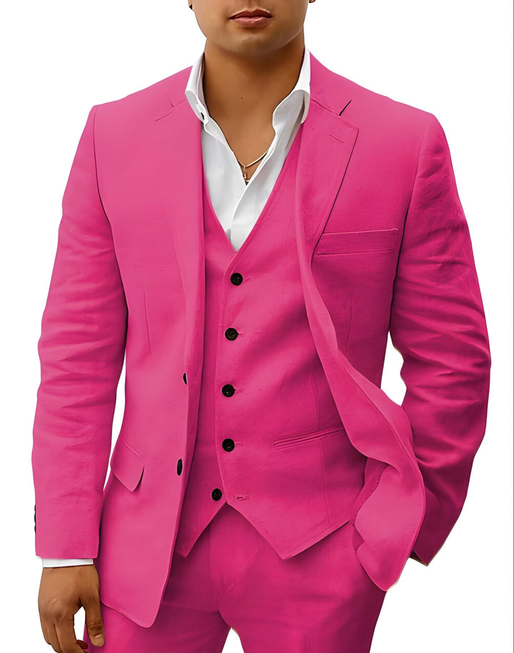 Élénk pink háromrészes öltöny modellen: hajtókás zakó, fekete gombos mellény és nadrág fehér inggel.