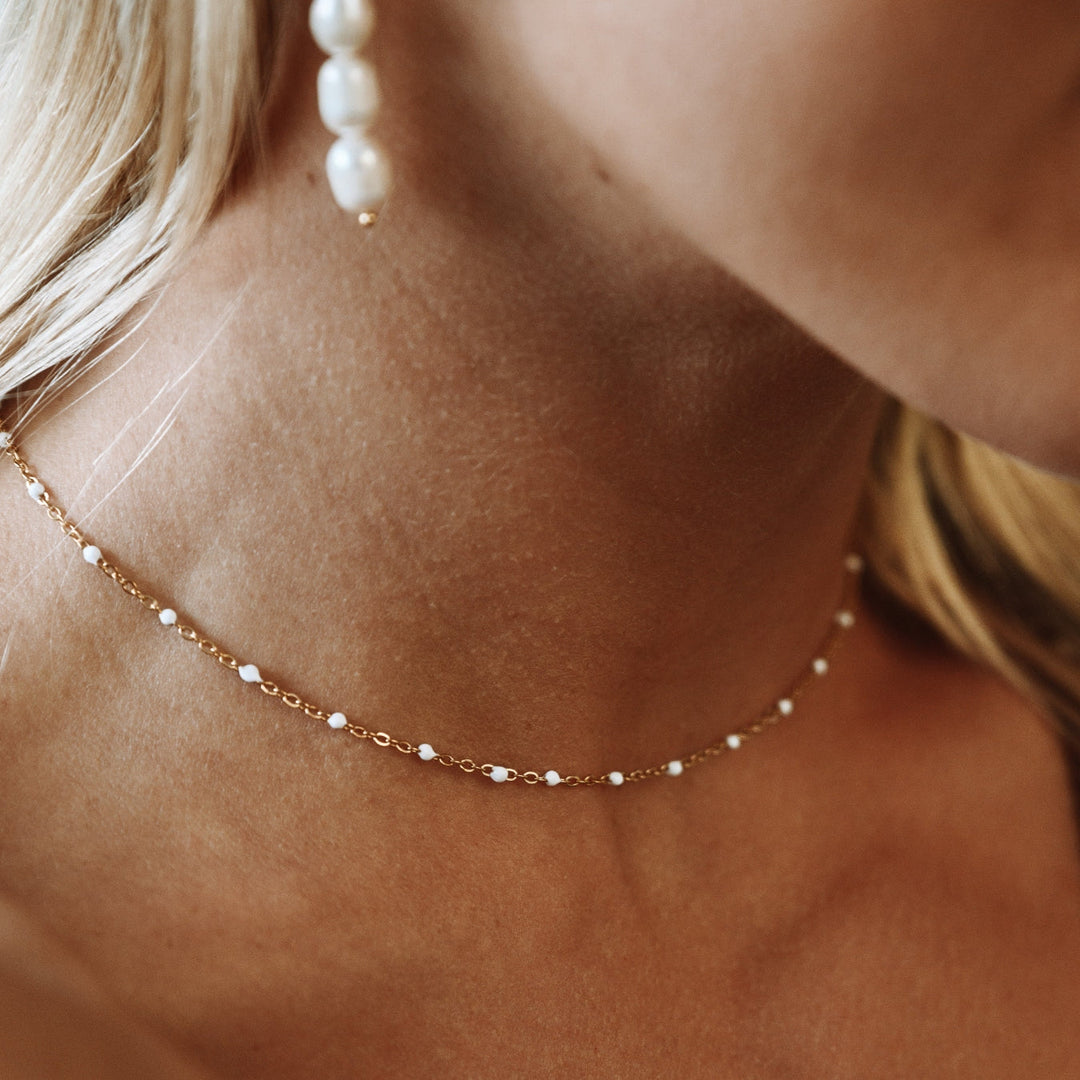 Choker fehér mázzal készült gyöngyökkel - Aurielle