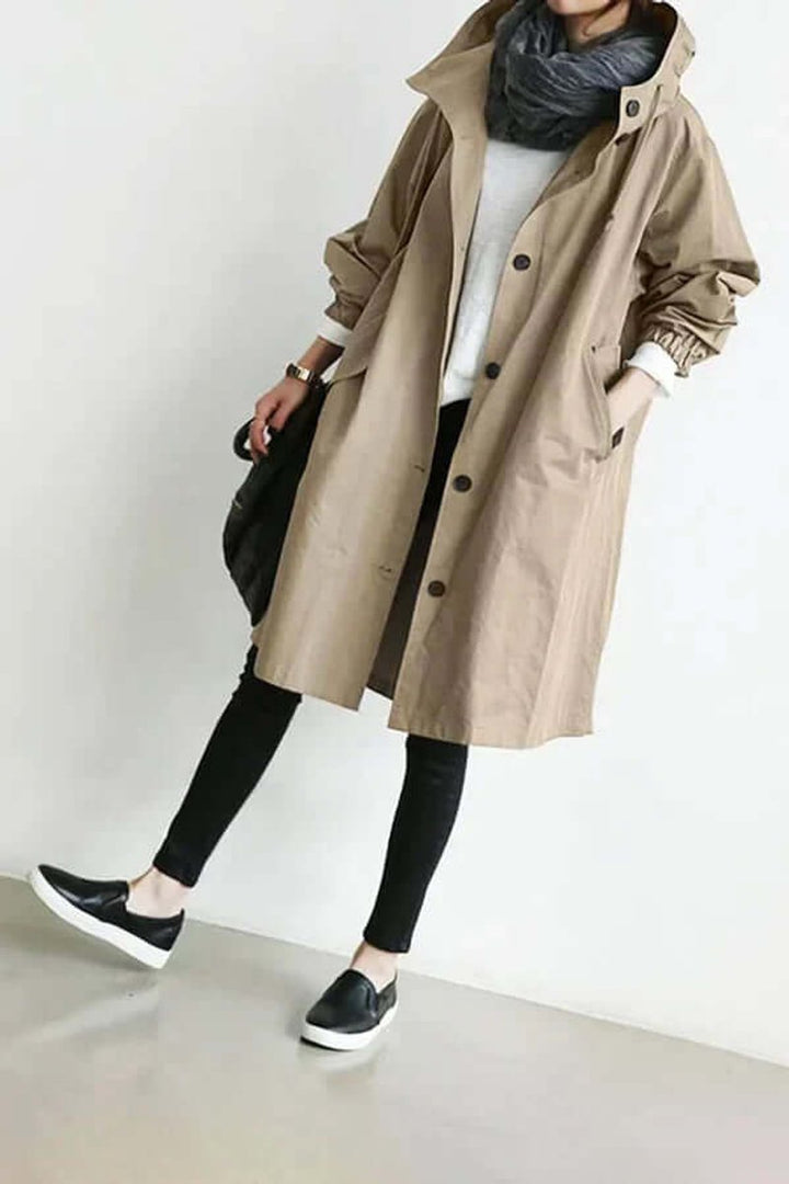 Bézs színű, laza szabású kapucnis kabát modellen, fekete nadrággal és bebújós cipővel, oldalról fotózva 5