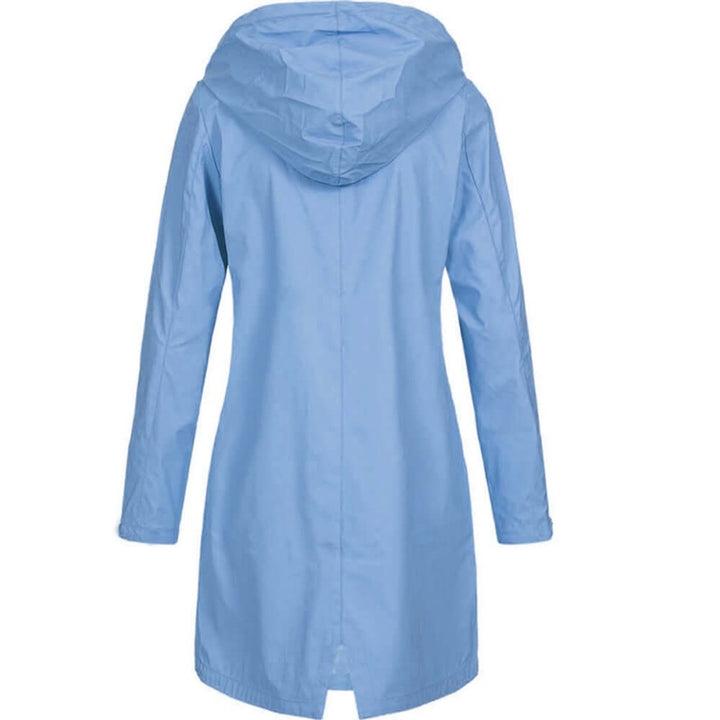 Kék női ballonkabát hátulnézetből, kapucnival, hátvarrással és hátsó hasítékkal.